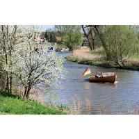 2630_1815 Blühende Bäume am Ufer der Lühe - ein Motorboot fährt flussaufwärts. | 